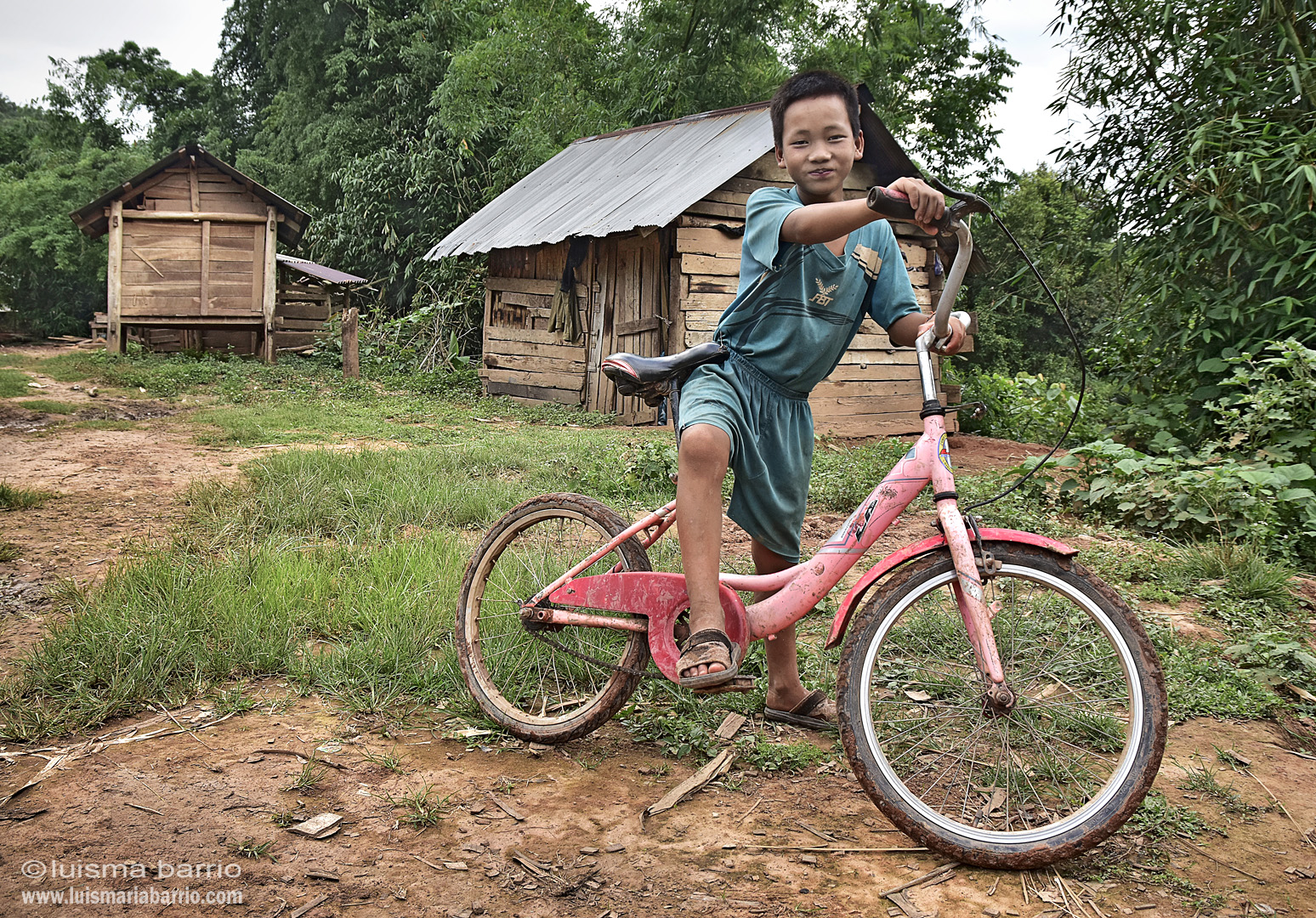 chico bicicleta laos